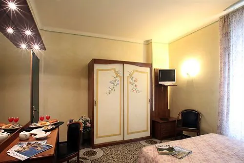 Отель Riviera 3*